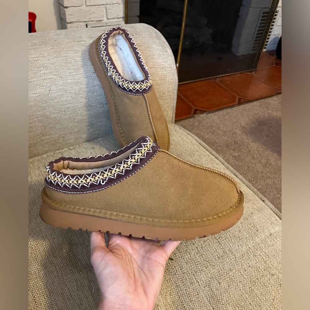 Winter slippers with Aztec design fur lined